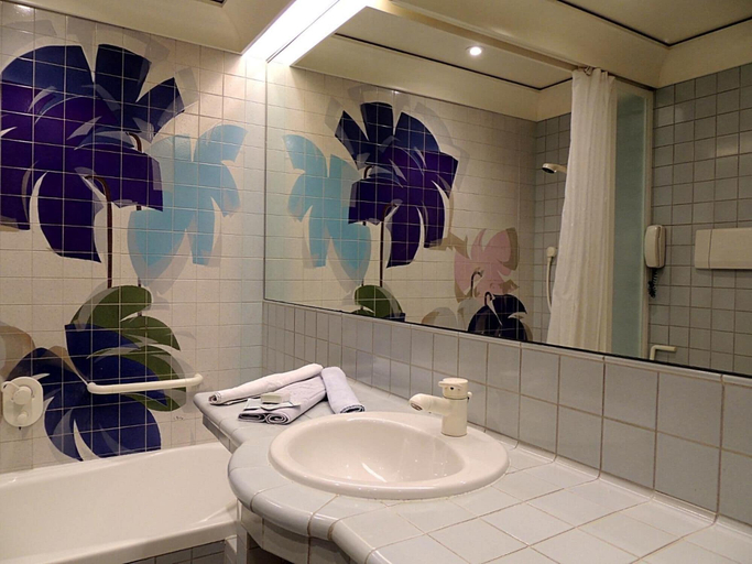 Bathroom 4, Grand Hotel Astoria, Trento