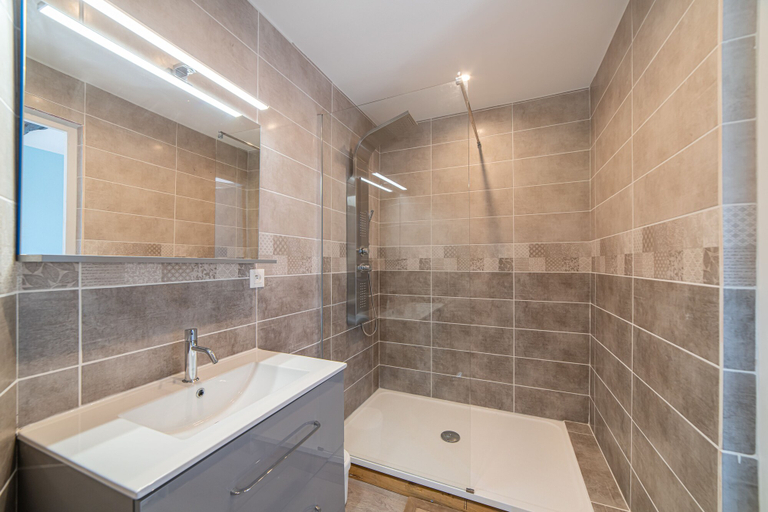 Bathroom 4, Hotel Au Coq Dort, Ain