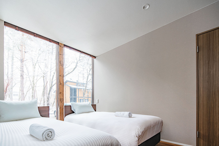 Bedroom 3, Gravity, Hakuba
