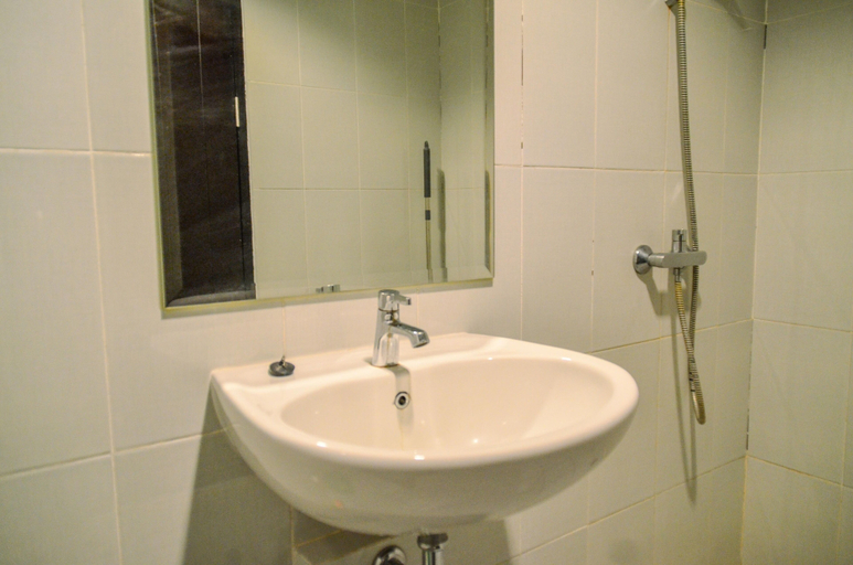 Bathroom 3, Compact and Modern Studio Room at Casa De Parco Apartment, Tangerang