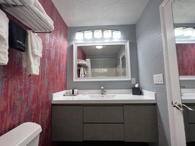 Bathroom 3, The Beach Haus Resort, Grand Traverse