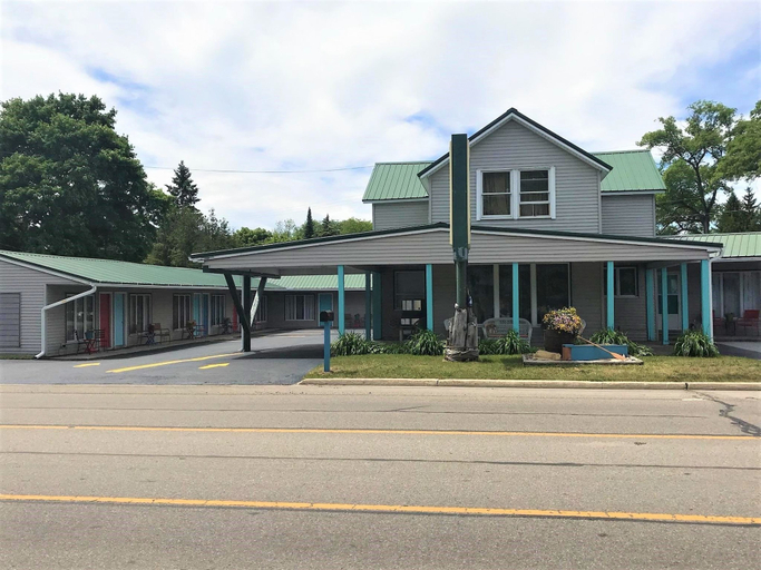 Exterior & Views 2, The Monarch Motel, Cheboygan