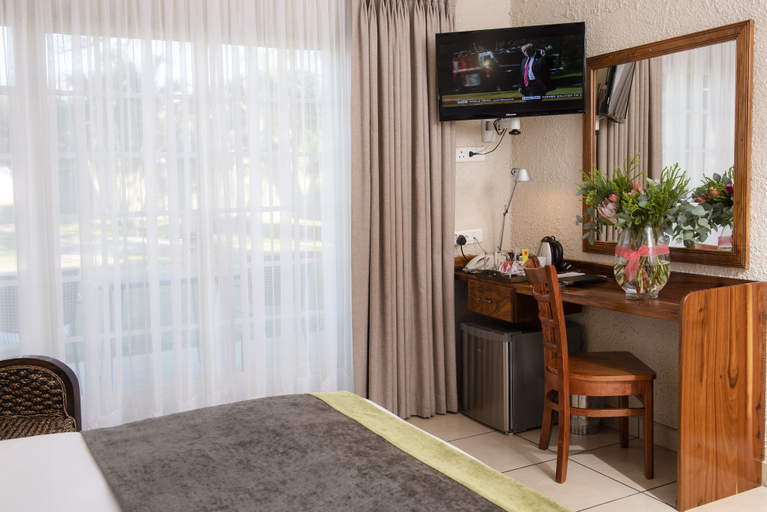 Bedroom 4, Palm Park Hotel, Waterberg