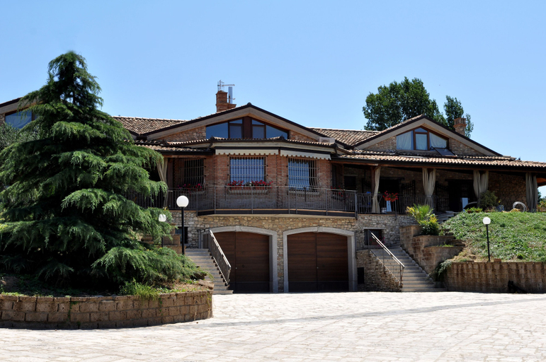 Exterior & Views