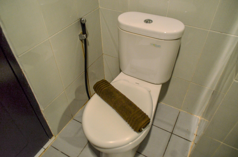Bathroom 3, Compact and Modern Studio Room at Casa De Parco Apartment, Tangerang