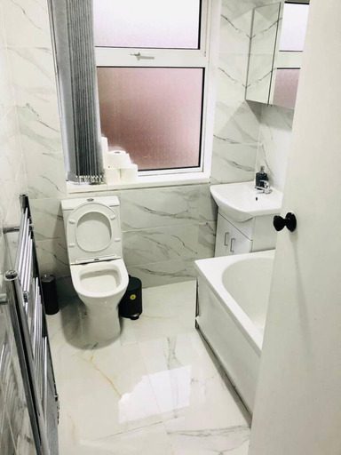 Bathroom 2, 4 Bedroom Lovely Home in Loughborough Town & Uni, Leicestershire