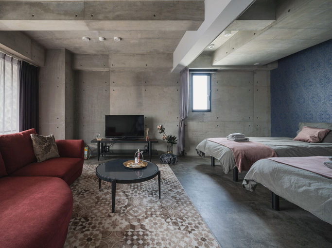 Bedroom 2, La luna, Yomitan