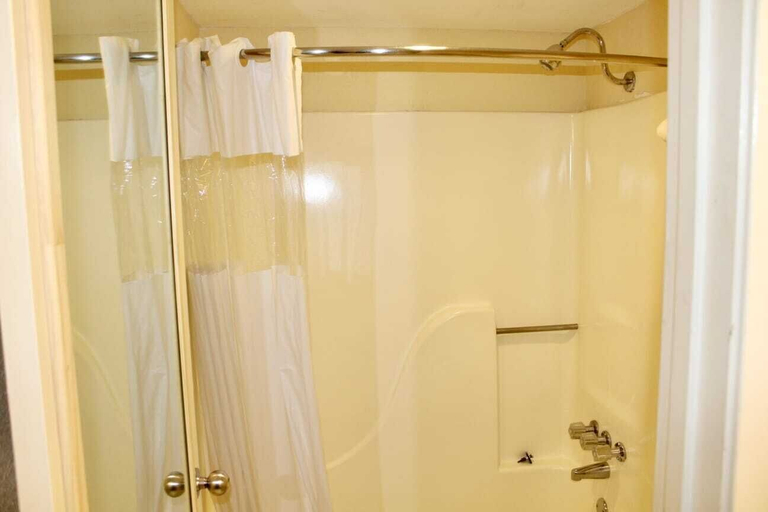 Bathroom 4, Quality Inn Indianola, Sunflower