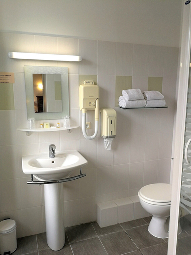 Bathroom 5, Auberge de Carolles, Manche