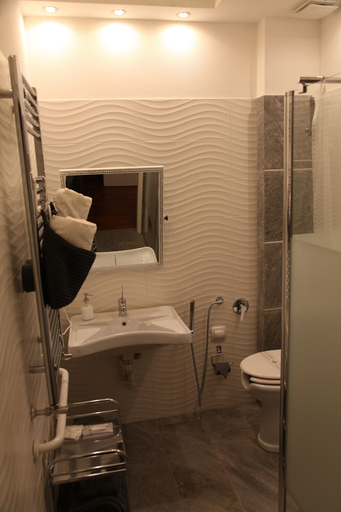 Bathroom 5, Atmos Luxe Navigli Hostel & Rooms, Milano