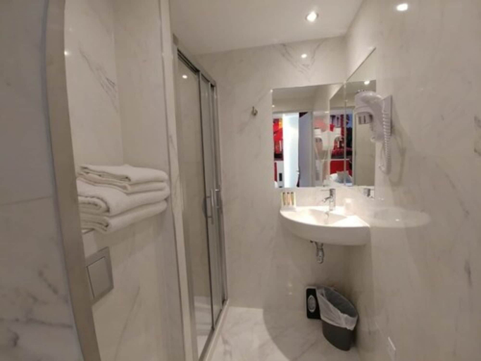 Bathroom 4, Hotel Aida Marais Printania, Paris