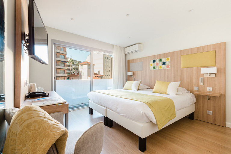 Bedroom 3, Hotel Helios, Alpes-Maritimes