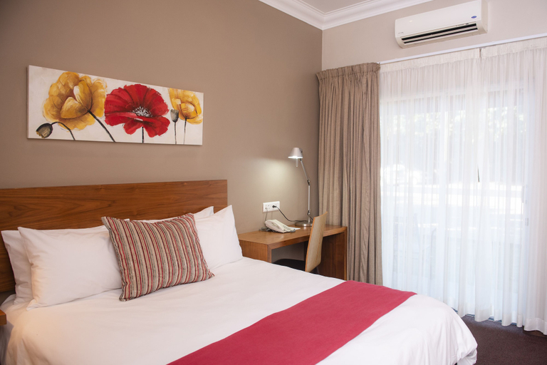 Bedroom 3, Palm Park Hotel, Waterberg