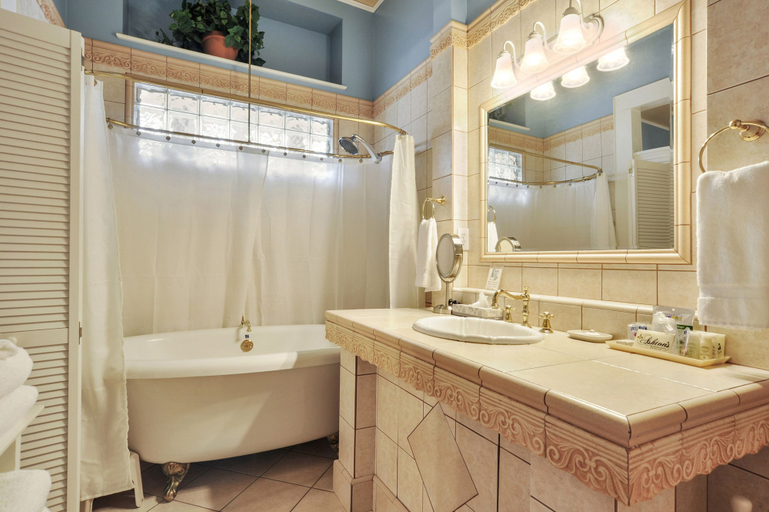 Bathroom 3, Ashton's Bed and Breakfast, Orleans
