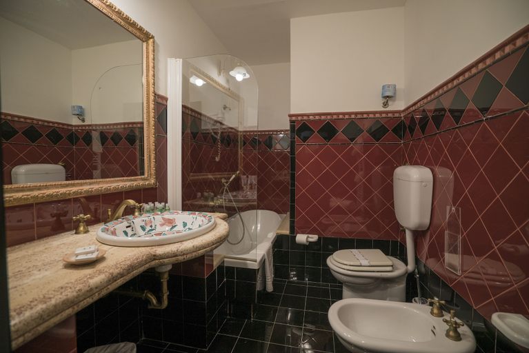 Bathroom 5, Hotel Capital, Salerno