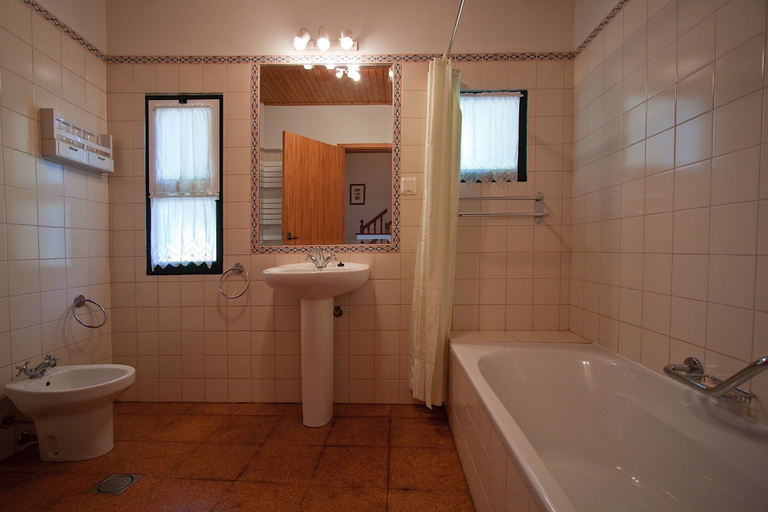 Bathroom 3, Quinta das Colmeias, Santa Cruz