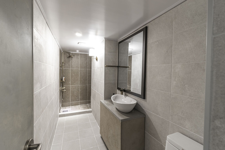 Bathroom 5, Hotel Elephant, Busanjin