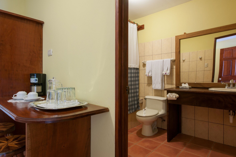 Bathroom 5, Hotel Arenal Lodge, San Carlos