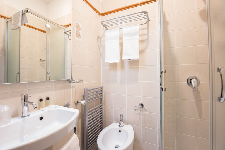 Bathroom 4, Hotel Trastevere, Roma