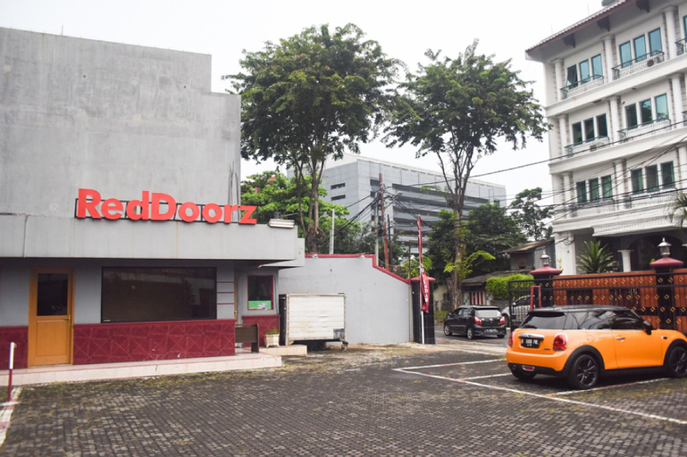 Exterior & Views 2, RedDoorz Plus near RSCM Jakarta, Jakarta Pusat
