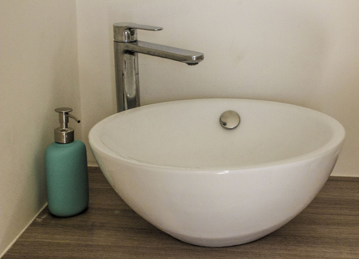 Bathroom, Aux Bords de l'Aude, Aude