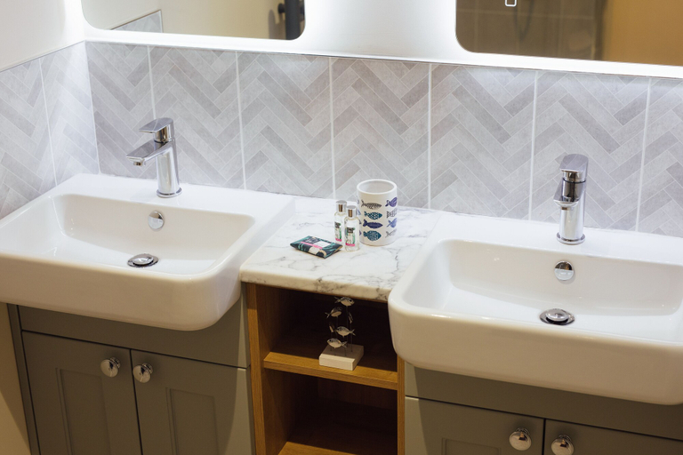 Bathroom 3, Tŷ Milford Waterfront, Pembrokeshire
