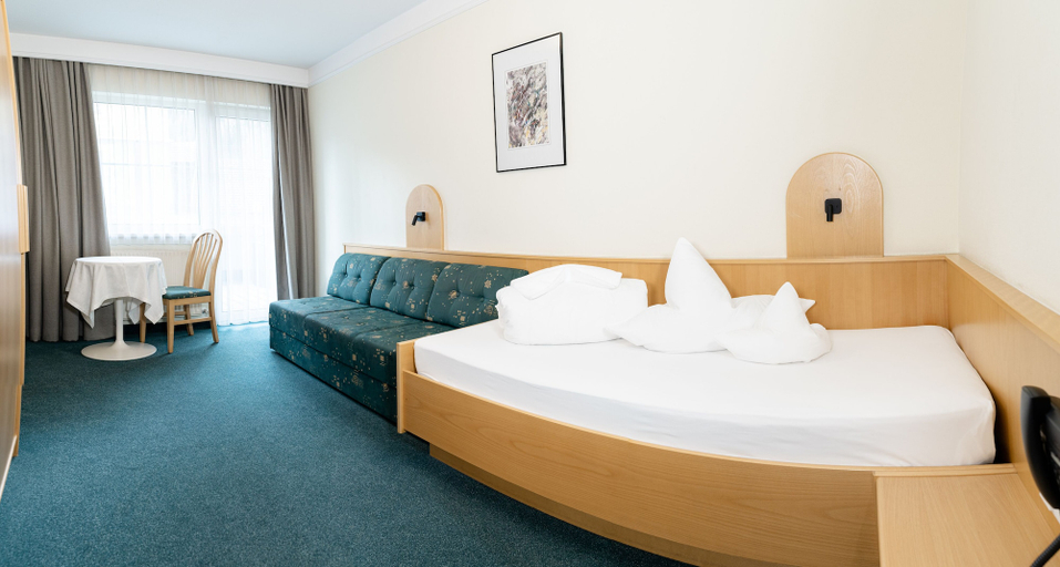 Bedroom 3, Hotel Post, Landeck