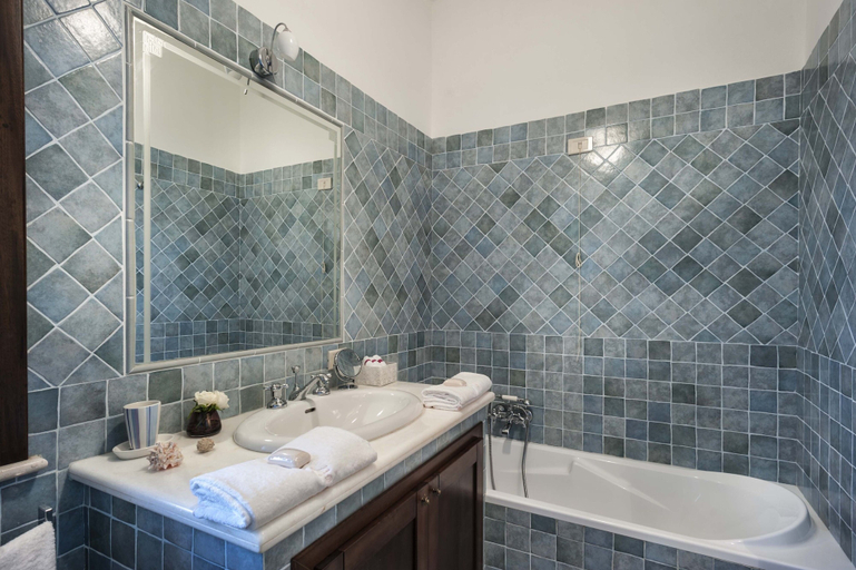 Bathroom 3, Albirosa, Trapani