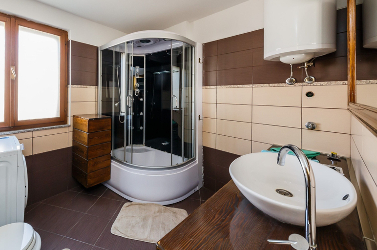 Bathroom 4, Seafront Spacious Apt, 120 m2 Size, in the Center, Kaštela