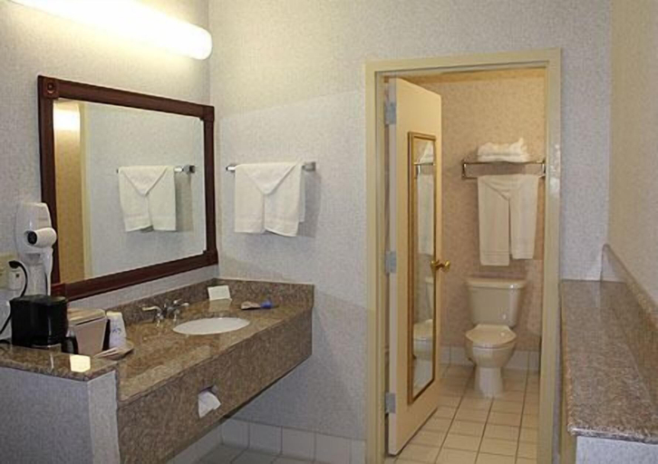 Bathroom 4, Raritan Hotel, Middlesex