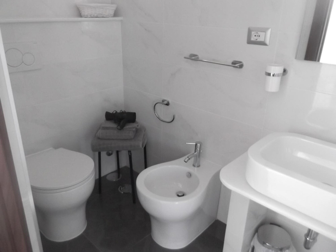 Bathroom 4, Gloria Vatican Bijou, Rome