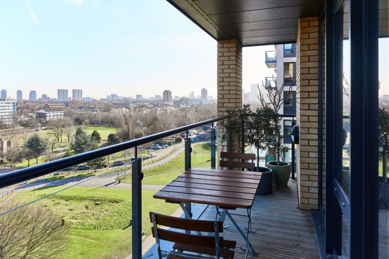 Others 4, Beautiful 1 Bedroom With Balcony Near Mile End, London