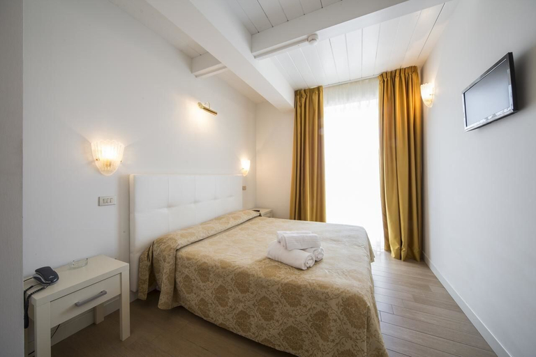Bedroom 3, Hotel Alexander, Rimini