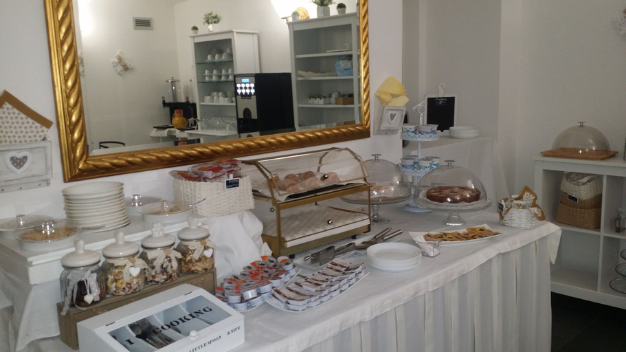 Food & Drinks 9