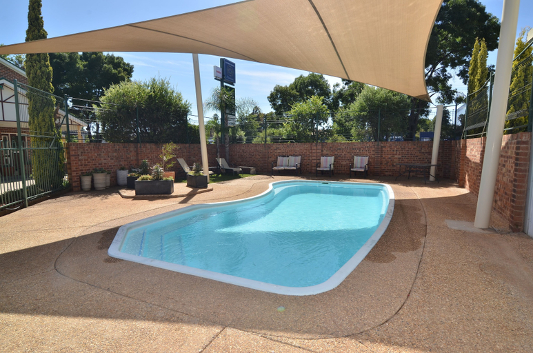 Sport & Beauty 5, The Crossing Motel, Junee