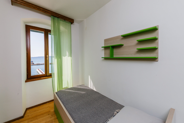 Bedroom 3, Seafront Spacious Apt, 120 m2 Size, in the Center, Kaštela