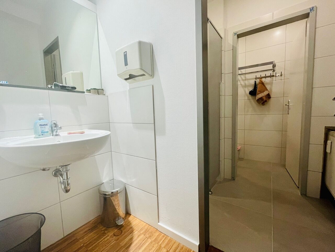 Bathroom 5, JC&BLUE Guesthouse - Hostel, Frankfurt am Main