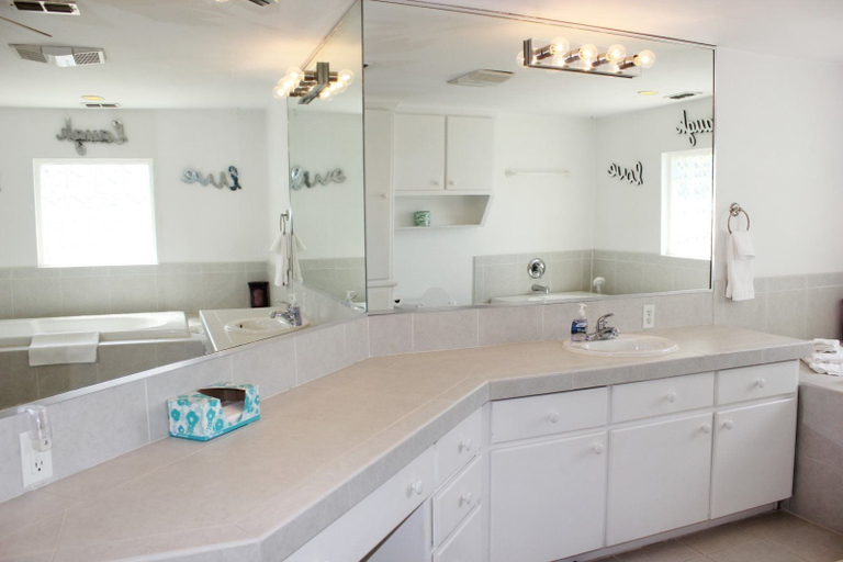 Bathroom 4, Reel Dreams, Aransas