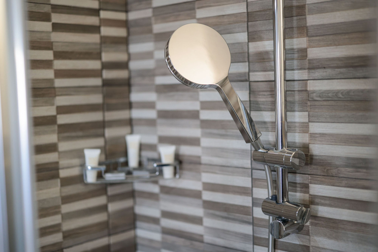 Bathroom 5, Fuori Rotta, Syracuse