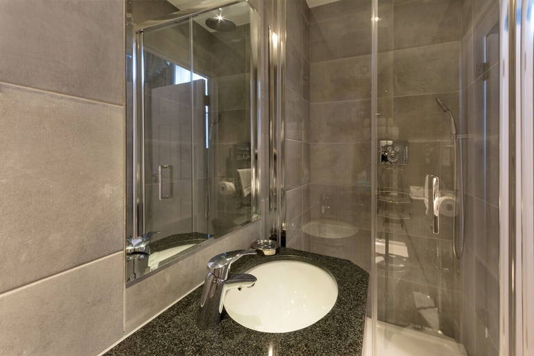 Bathroom 5, Staunton Hotel, London