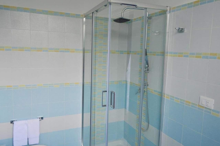 Bathroom 5, B&B Liberty, Messina