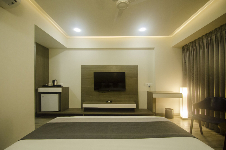 Bedroom 2, Hotel Grand Elegance, Ahmadabad