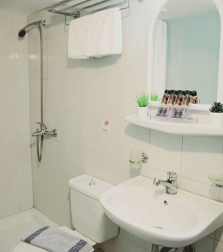 Bathroom 4, Carolina Hotel, Attica