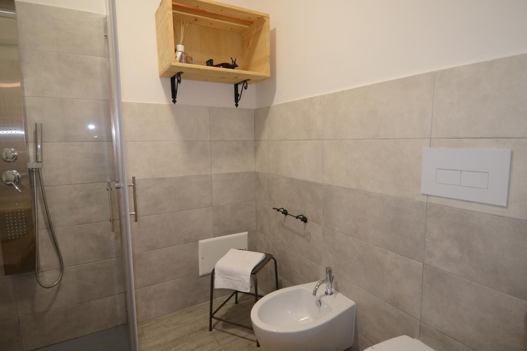 Bathroom 5, Terry's House, Nuoro