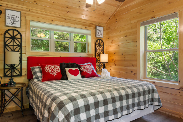 Bedroom 3, Strawberry Patch, Sevier