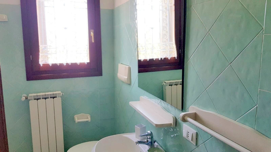 Bathroom, Apartment Budoni Centro I, Nuoro