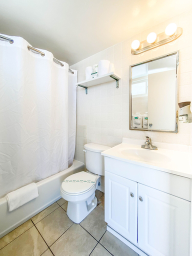 Bathroom 4, Ocean Court Beachfront Hotel, Volusia