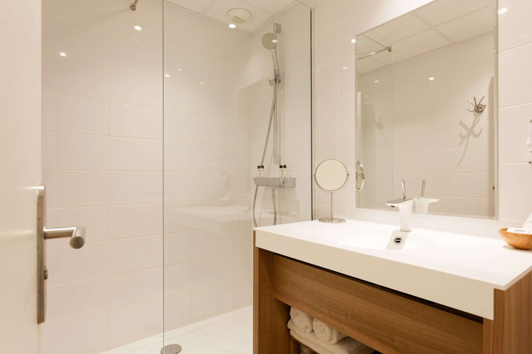 Bathroom 4, The Originals Boutique, Hôtel Neptune, Montpellier Sud, Hérault