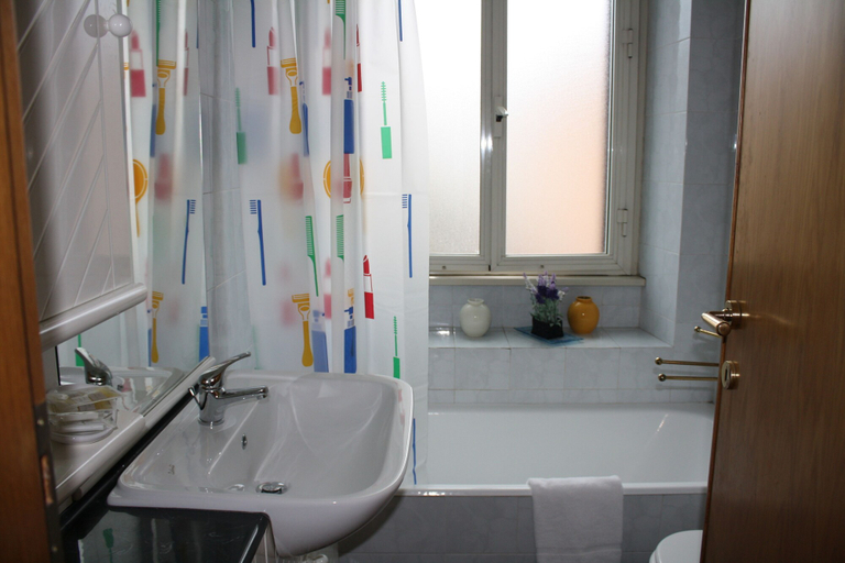 Bathroom 5, St. John Villa, Rome