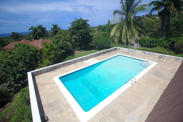 Sport & Beauty, Burlingame Villa